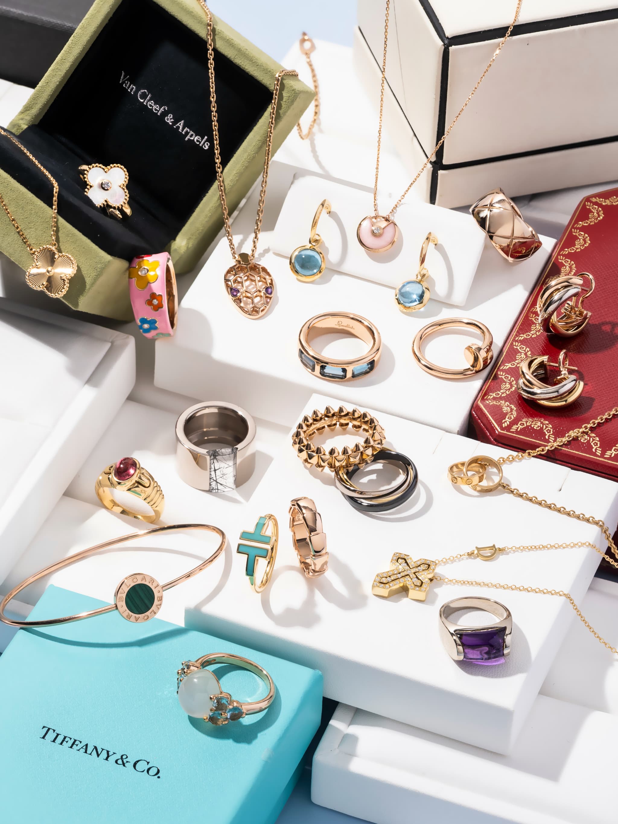 ブランドボックスとともに並べたリング・ピアス・ネックレスのコレクション