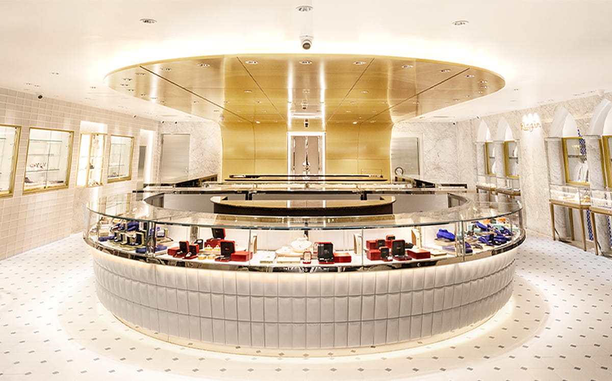 円形のショーケースが並ぶGALA JEWELRY御徒町本店の店内